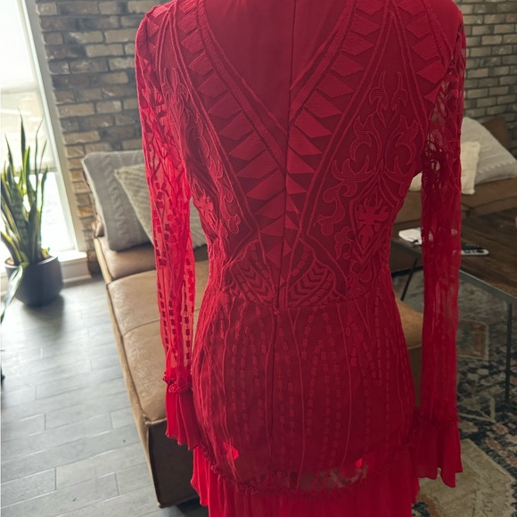 Size L. fits like a medium. Really pretty material. - Picture 4 of 9